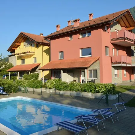 Girasole Casa Gialla Hotel apartamentowy Colico
